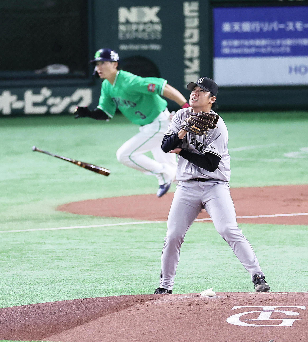 巨人対ヤクルト　1回表ヤクルト無死、西川（後方）の打球が当たり内野安打を許す又木（撮影・足立雅史）