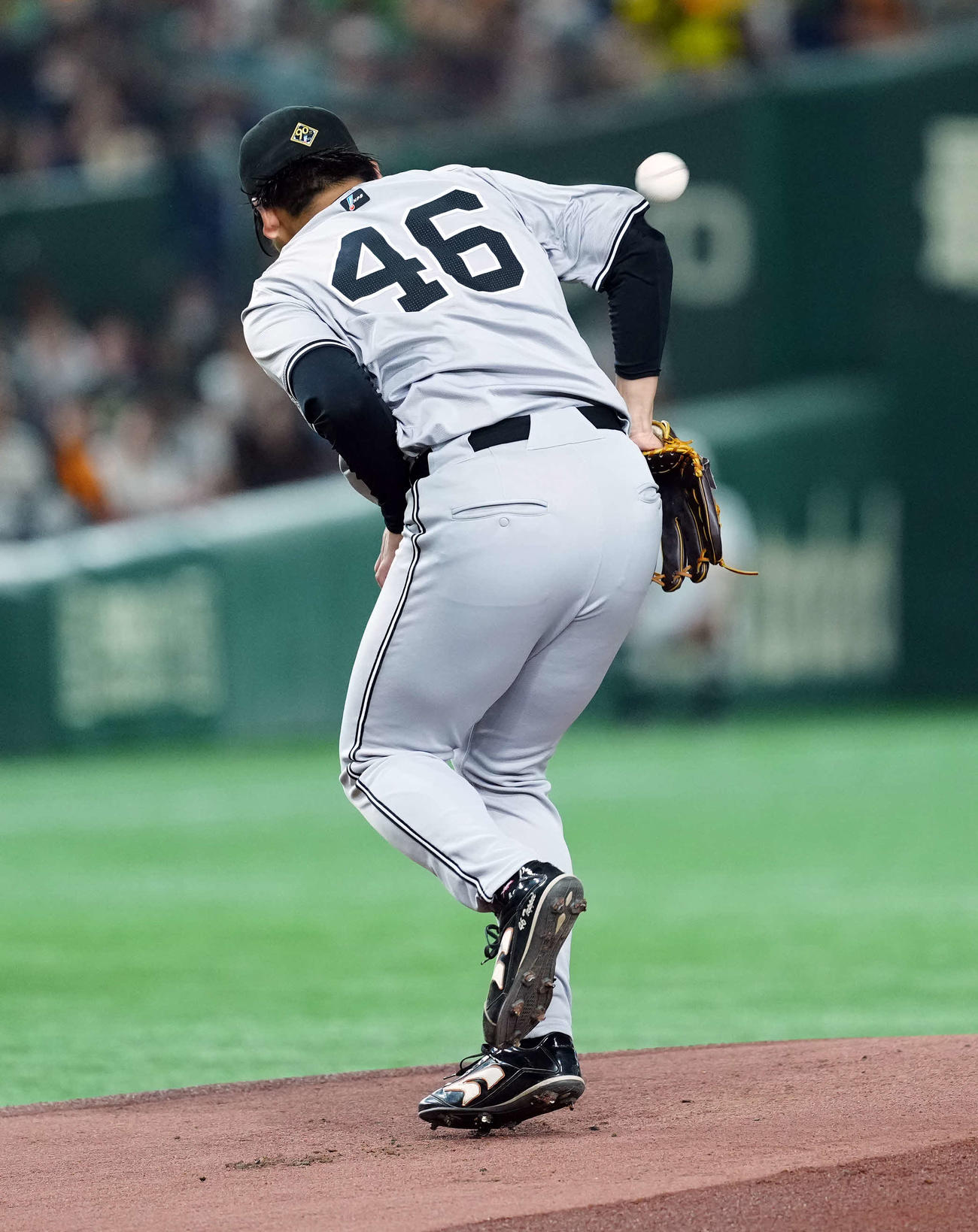 巨人対ヤクルト　1回表ヤクルト無死、西川遥輝の打球が当たるアクシデントに見舞われる巨人の先発又木（撮影・たえ見朱実）