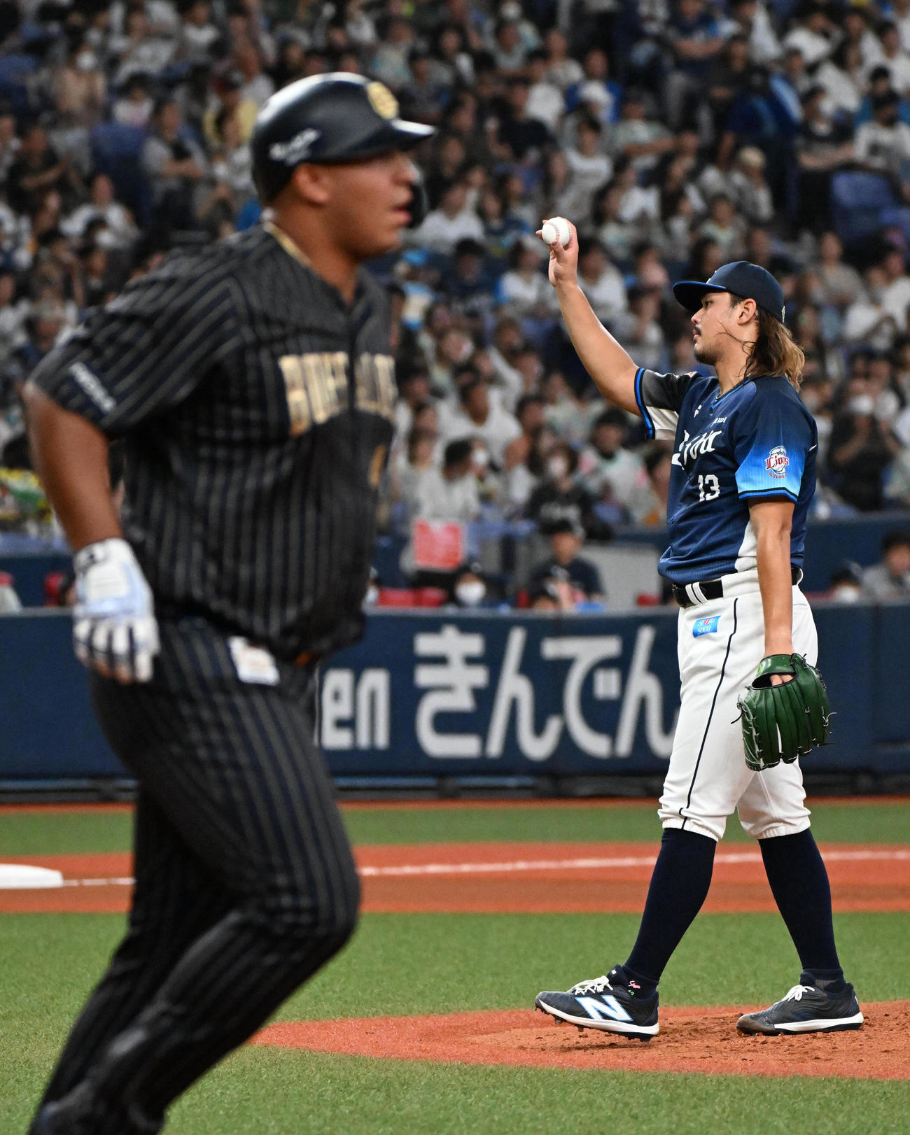 オリックス対西武　2回裏オリックス1死一塁、二者連続四球を与える高橋（右）。左は四球で進塁するセデーニョ（撮影・石井愛子）