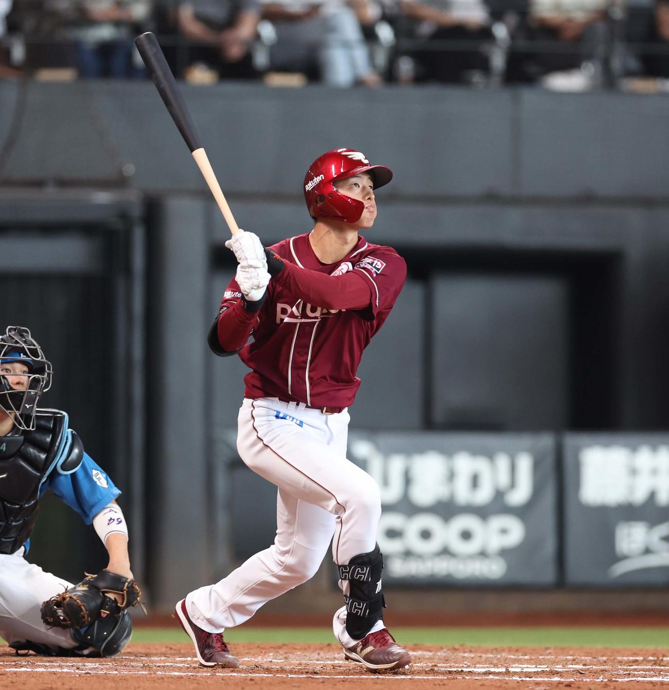 日本ハム対楽天　4回表楽天無死、右越え本塁打を放つ辰己（撮影・黒川智章）
