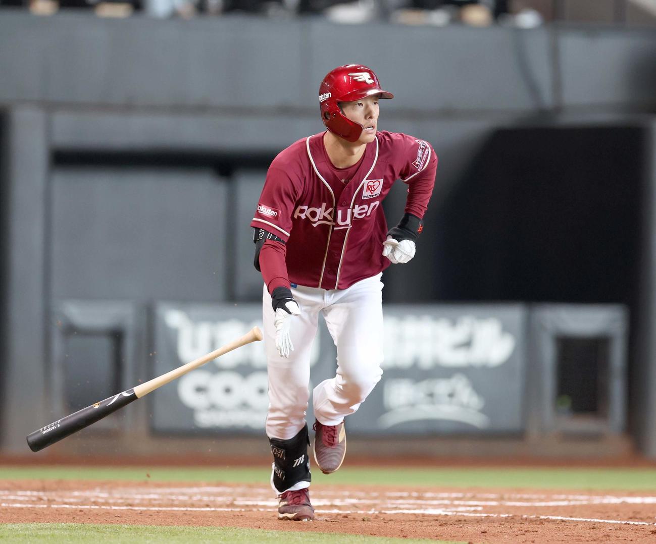 日本ハム対楽天　4回表楽天無死、右越え本塁打を放つ辰己（撮影・黒川智章）