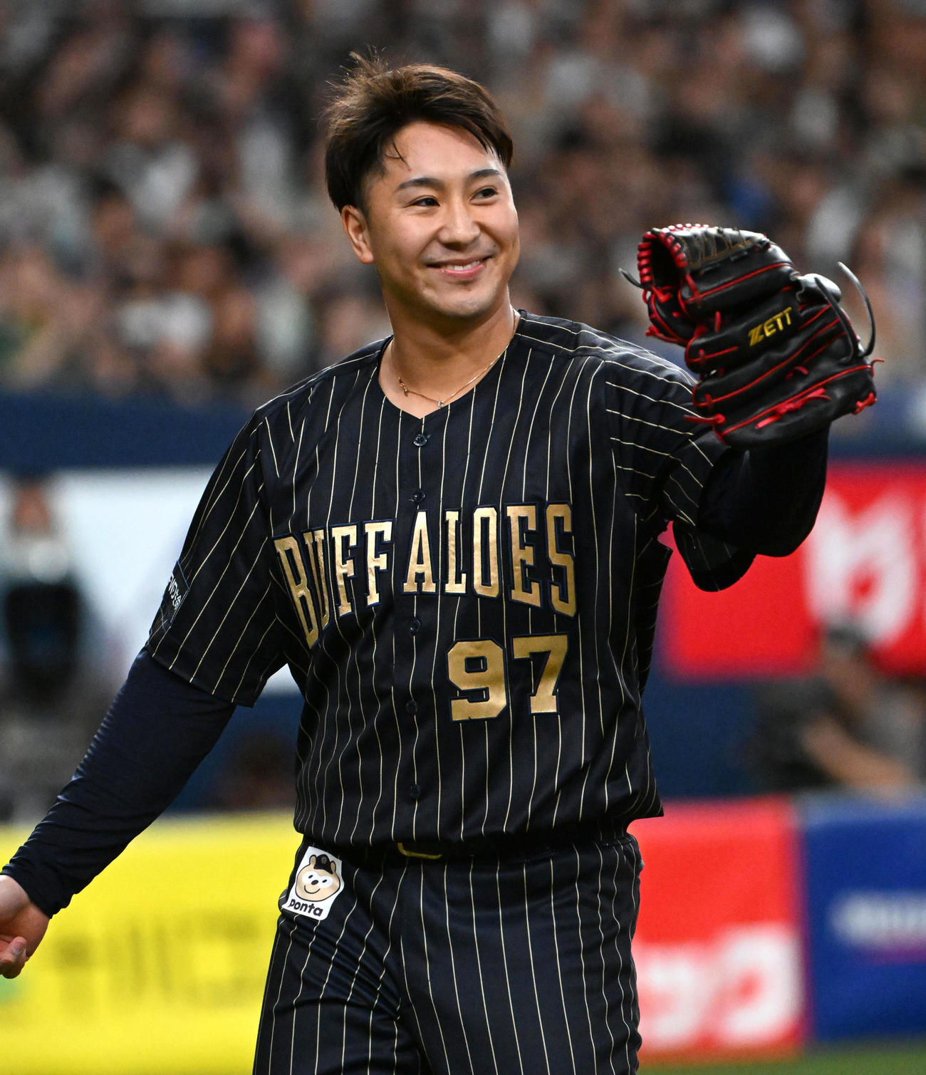 オリックス対西武　8回表西武2死、山野辺をピッチャーゴロに抑え喜ぶ古田島（撮影・石井愛子）