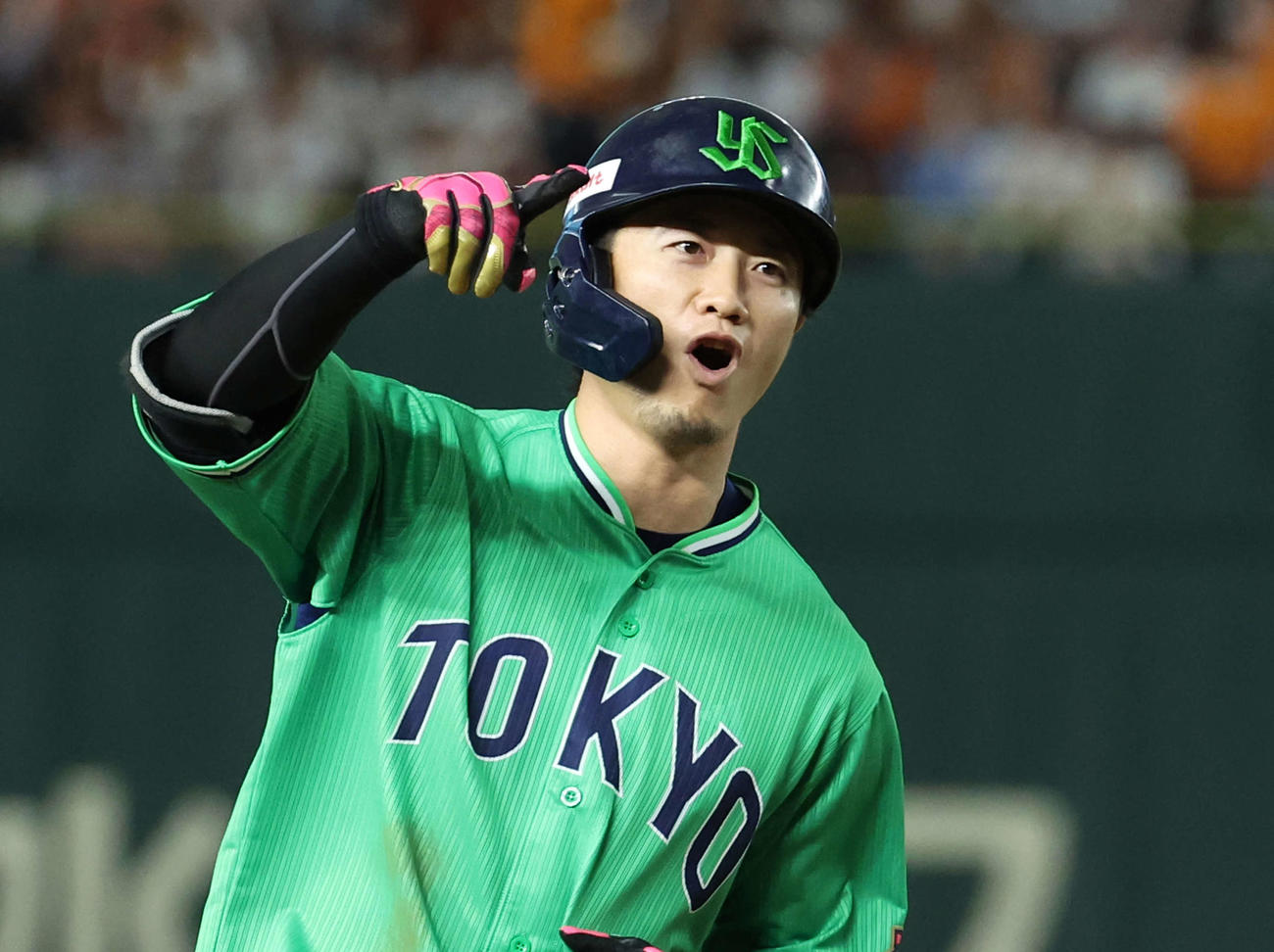 巨人対ヤクルト　4回表ヤクルト2死一、三塁、右中間3点本塁打を放ち、ダイヤモンドを回る西川（撮影・河田真司）