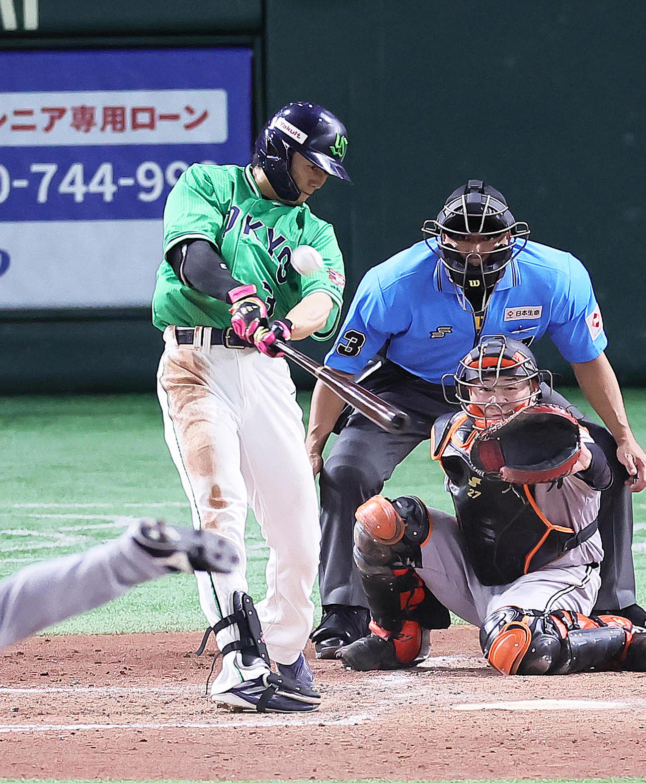 巨人対ヤクルト　4回表ヤクルト2死一、三塁、西川は右越え3点本塁打を放つ（撮影・足立雅史）
