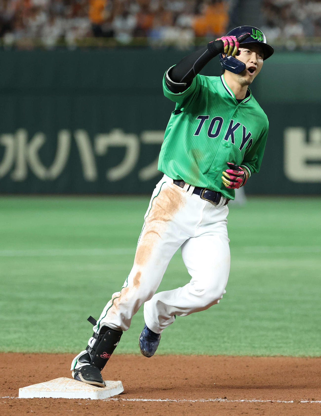 巨人対ヤクルト　4回表ヤクルト2死一、三塁、右中間3点本塁打を放ち、ダイヤモンドを回る西川（撮影・河田真司）