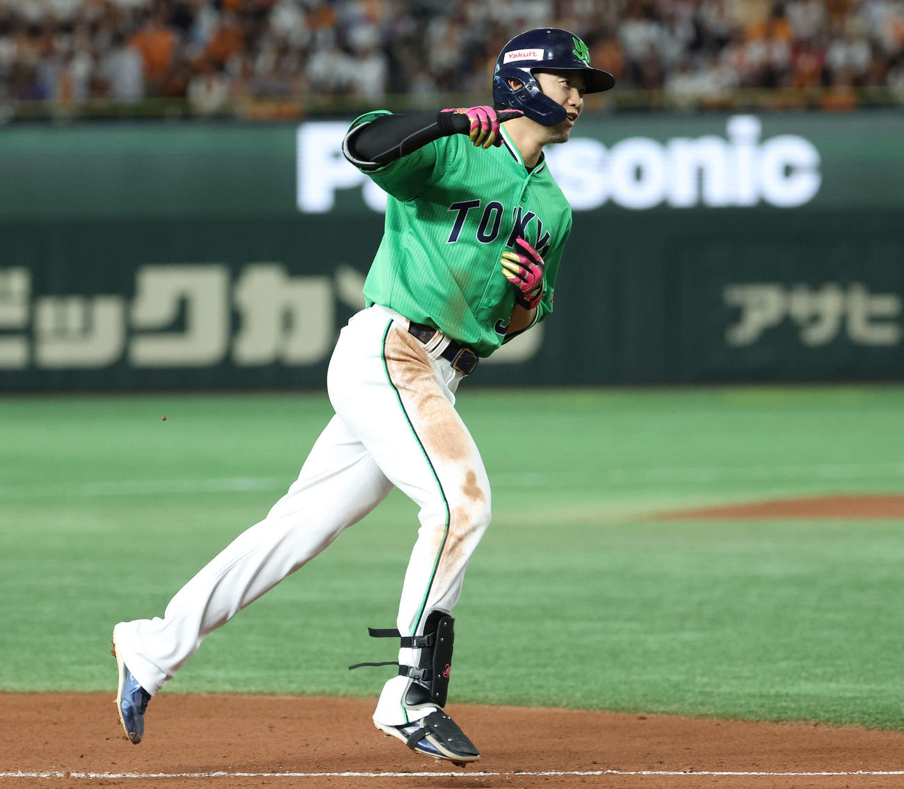 巨人対ヤクルト　4回表ヤクルト2死一、三塁、右中間3点本塁打を放ち、ダイヤモンドを回る西川（撮影・河田真司）