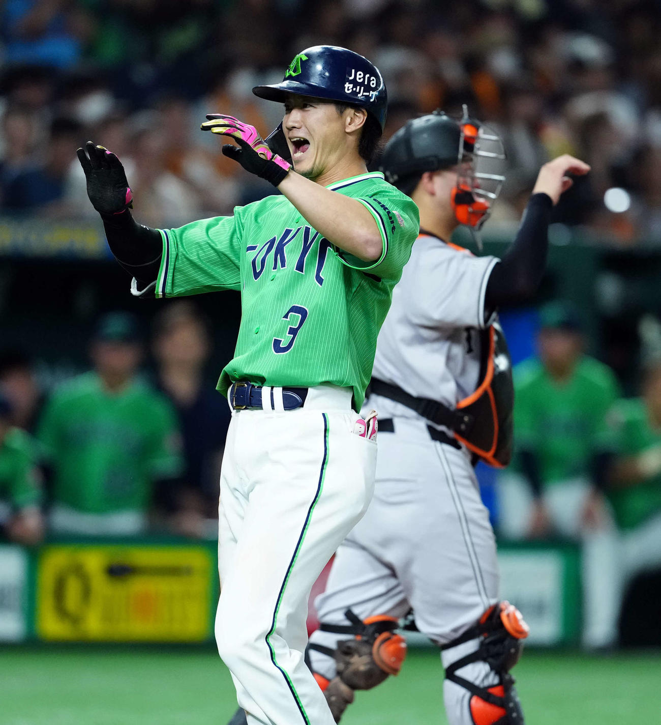 巨人対ヤクルト　4回表ヤクルト2死一、三塁、右中間に3点本塁打を放った西川（撮影・たえ見朱実）