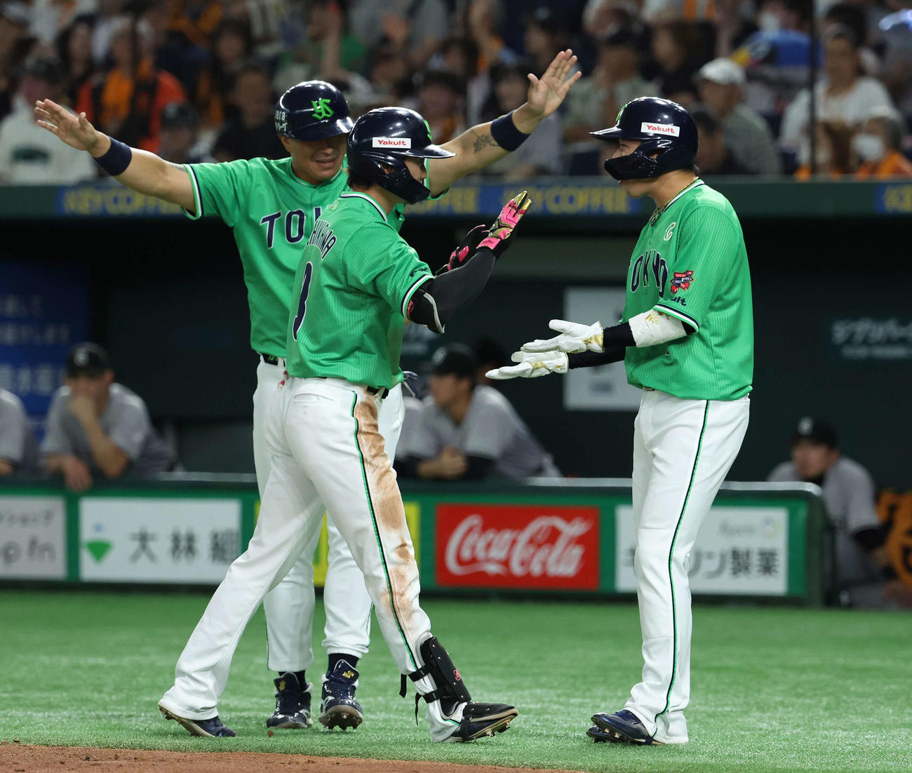 巨人対ヤクルト　4回表ヤクルト2死一、三塁、右中間3点本塁打で生還する西川（左）は、山田（右）とオスナに迎えられる（撮影・河田真司）