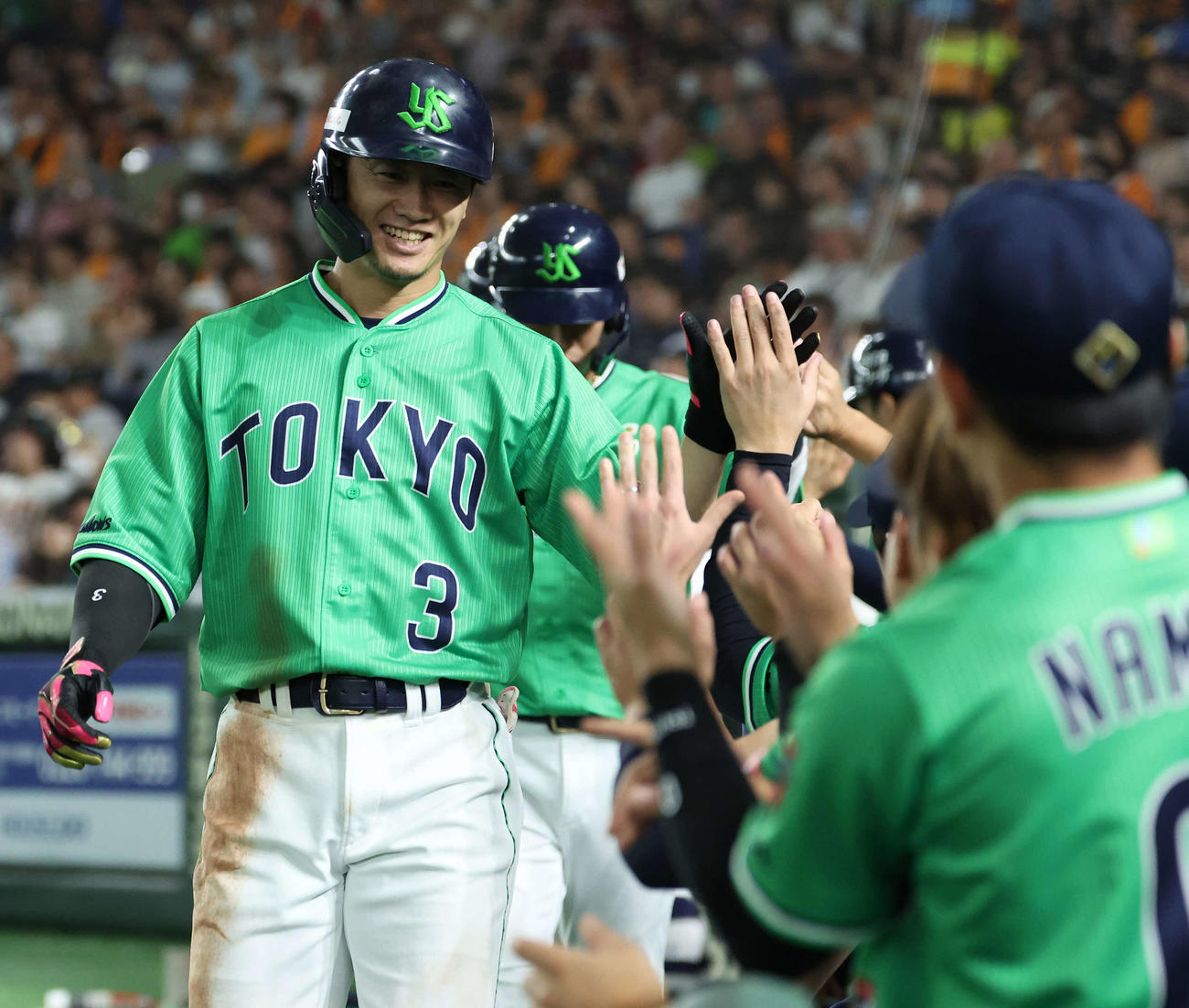 巨人対ヤクルト　4回表ヤクルト2死一、三塁、右中間3点本塁打で生還し、チームメートに迎えられる西川（撮影・河田真司）