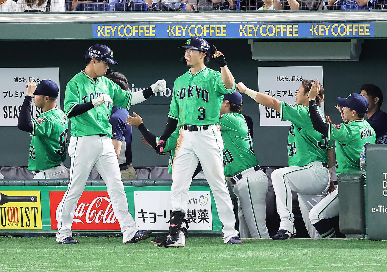 巨人対ヤクルト　4回表ヤクルト2死一、三塁、西川（中央）は右越え3点本塁打を放ちガッツポーズ（撮影・足立雅史）