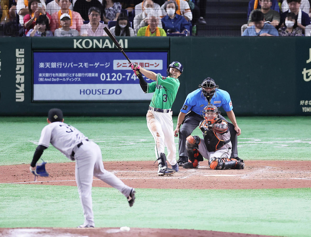 巨人対ヤクルト　4回表ヤクルト2死一、三塁、西川は右越え3点本塁打を放つ。投手赤星（撮影・足立雅史）