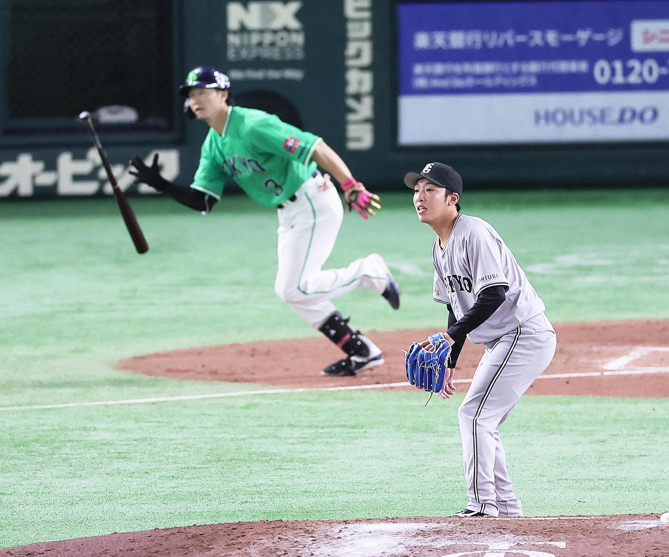 巨人対ヤクルト　4回表ヤクルト2死一、三塁、西川（後方）に右越え3点本塁打を浴びた赤星（撮影・足立雅史）