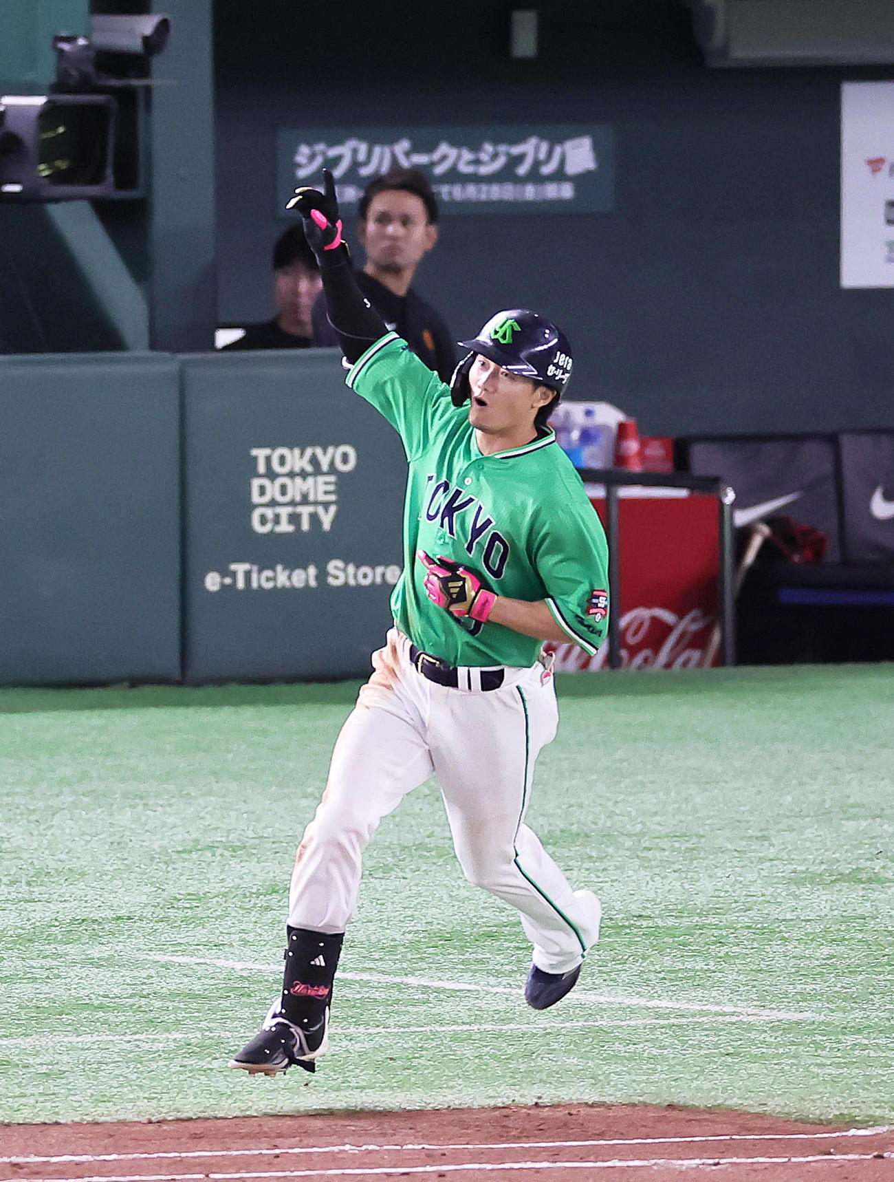 巨人対ヤクルト　4回表ヤクルト2死一、三塁、西川は右越え3点本塁打を放ちガッツポーズ（撮影・足立雅史）