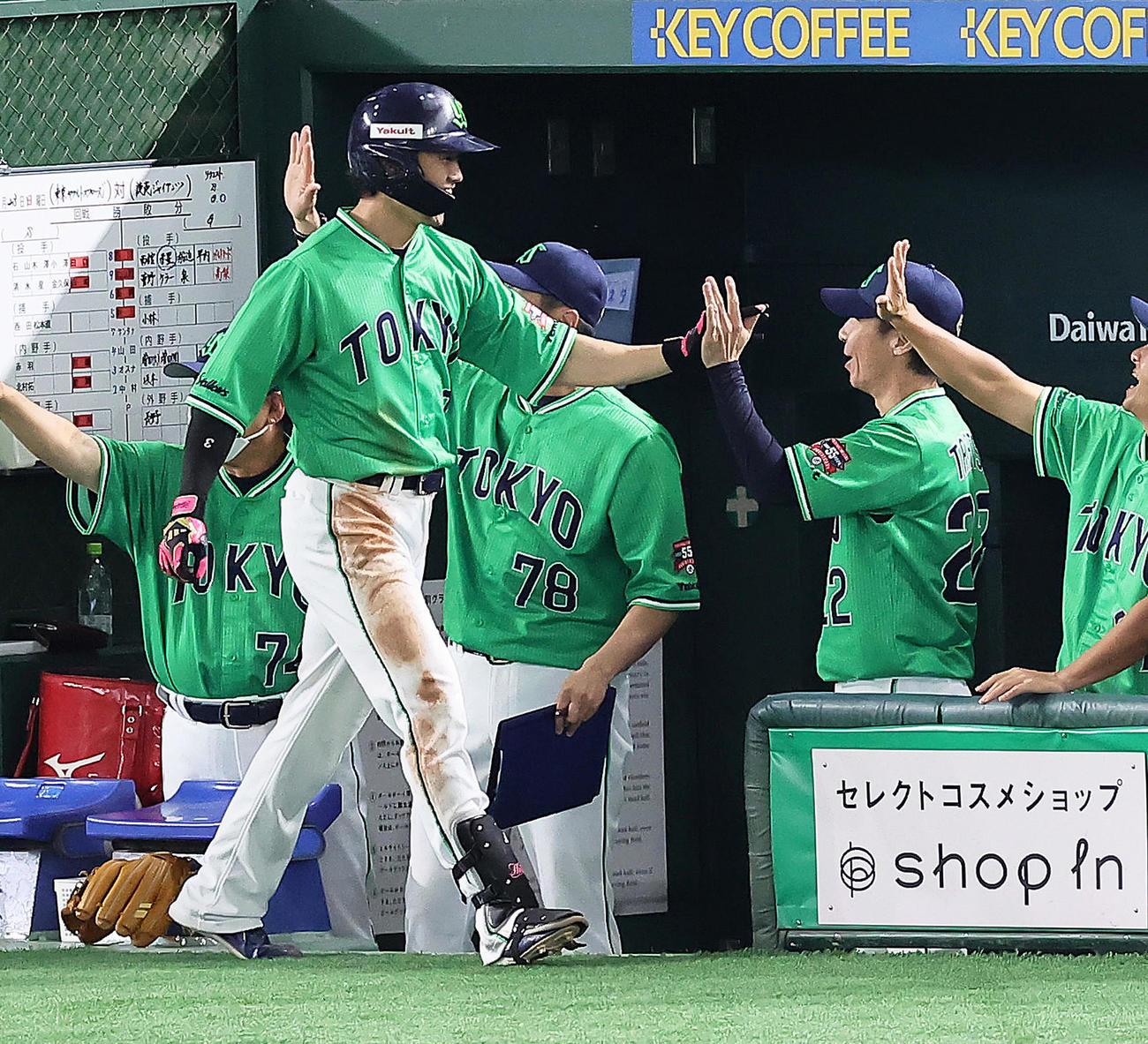 巨人対ヤクルト　4回表ヤクルト2死一、三塁、西川（左）は右越え3点本塁打を放ち高津監督とタッチを交わす（撮影・足立雅史）