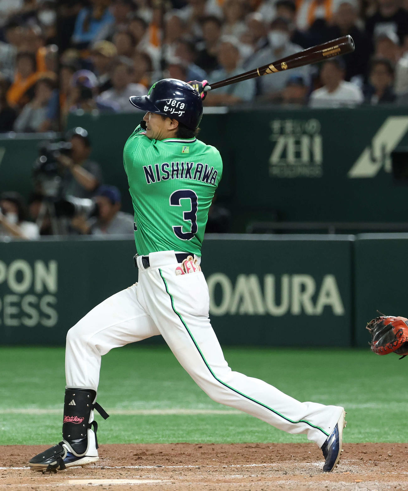巨人対ヤクルト　4回表ヤクルト2死一、三塁、右中間3点本塁打を放つ西川（撮影・河田真司）