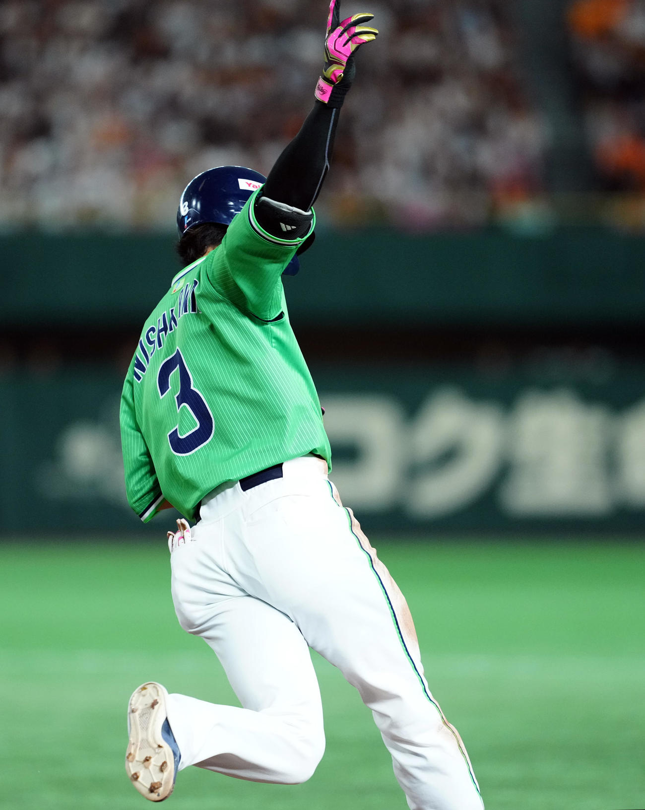 巨人対ヤクルト　4回表ヤクルト2死一、三塁、右中間に3点本塁打を放ちポーズを決める西川（撮影・たえ見朱実）
