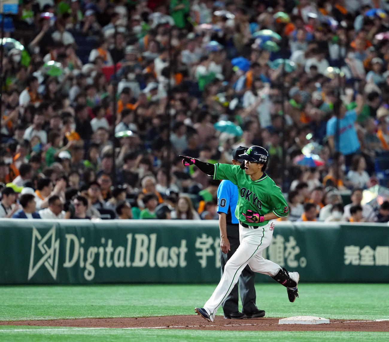 巨人対ヤクルト　4回表ヤクルト2死一、三塁、右中間に3点本塁打を放ちポーズを決める西川（撮影・たえ見朱実）