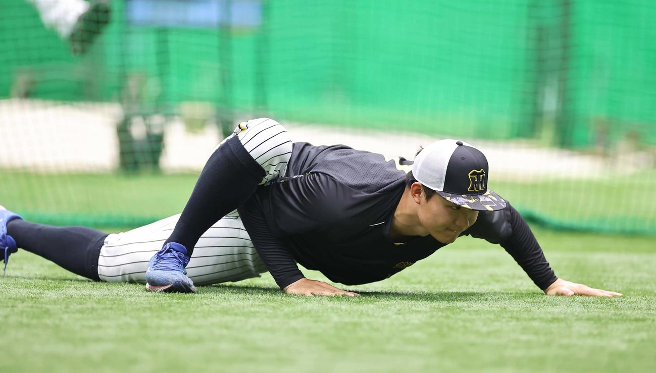 低い姿勢で準備運動をする森下（撮影・上田博志）