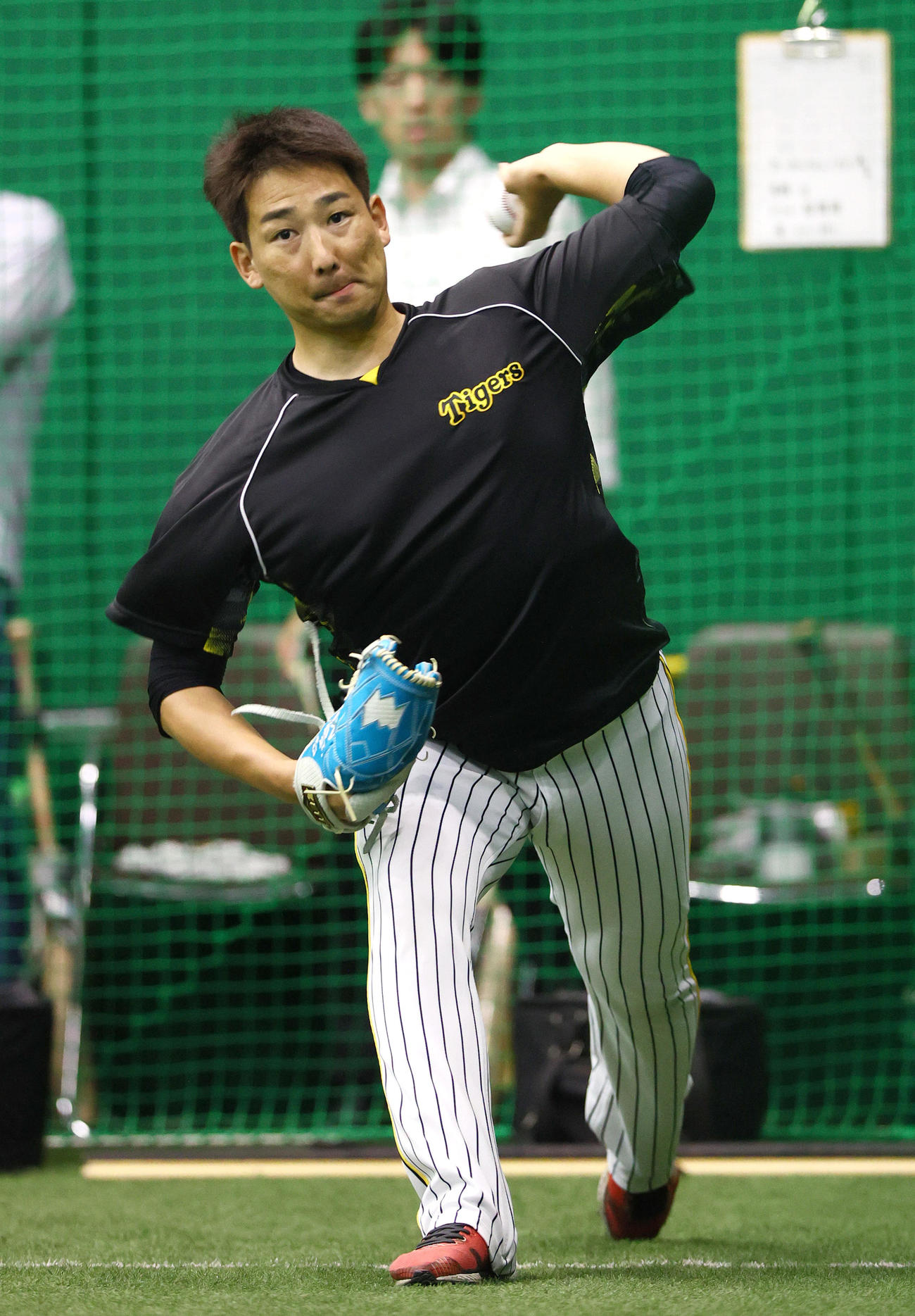 室内でキャッチボールする岩崎（撮影・上山淳一）