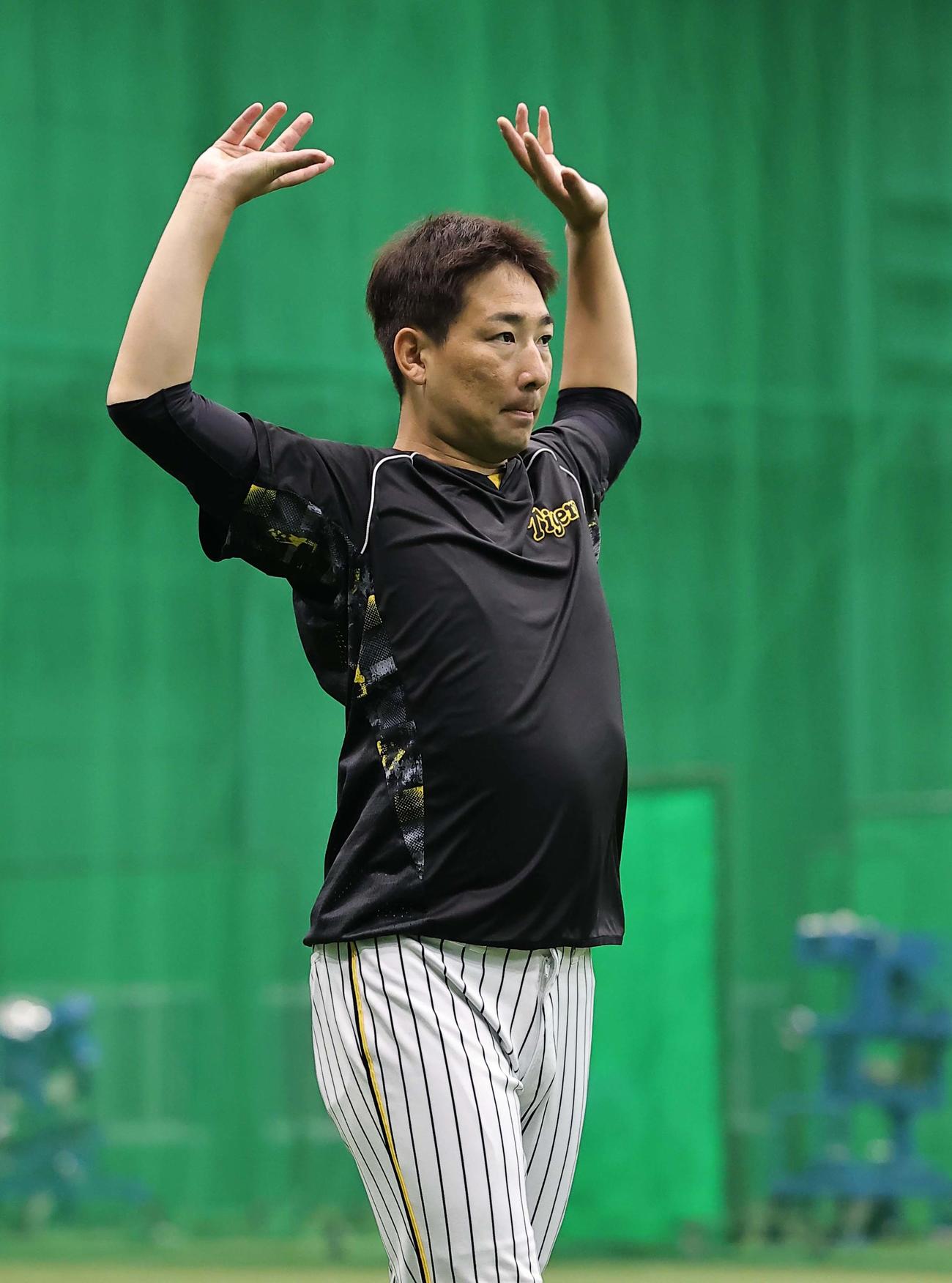 準備運動をする岩崎（撮影・上田博志）