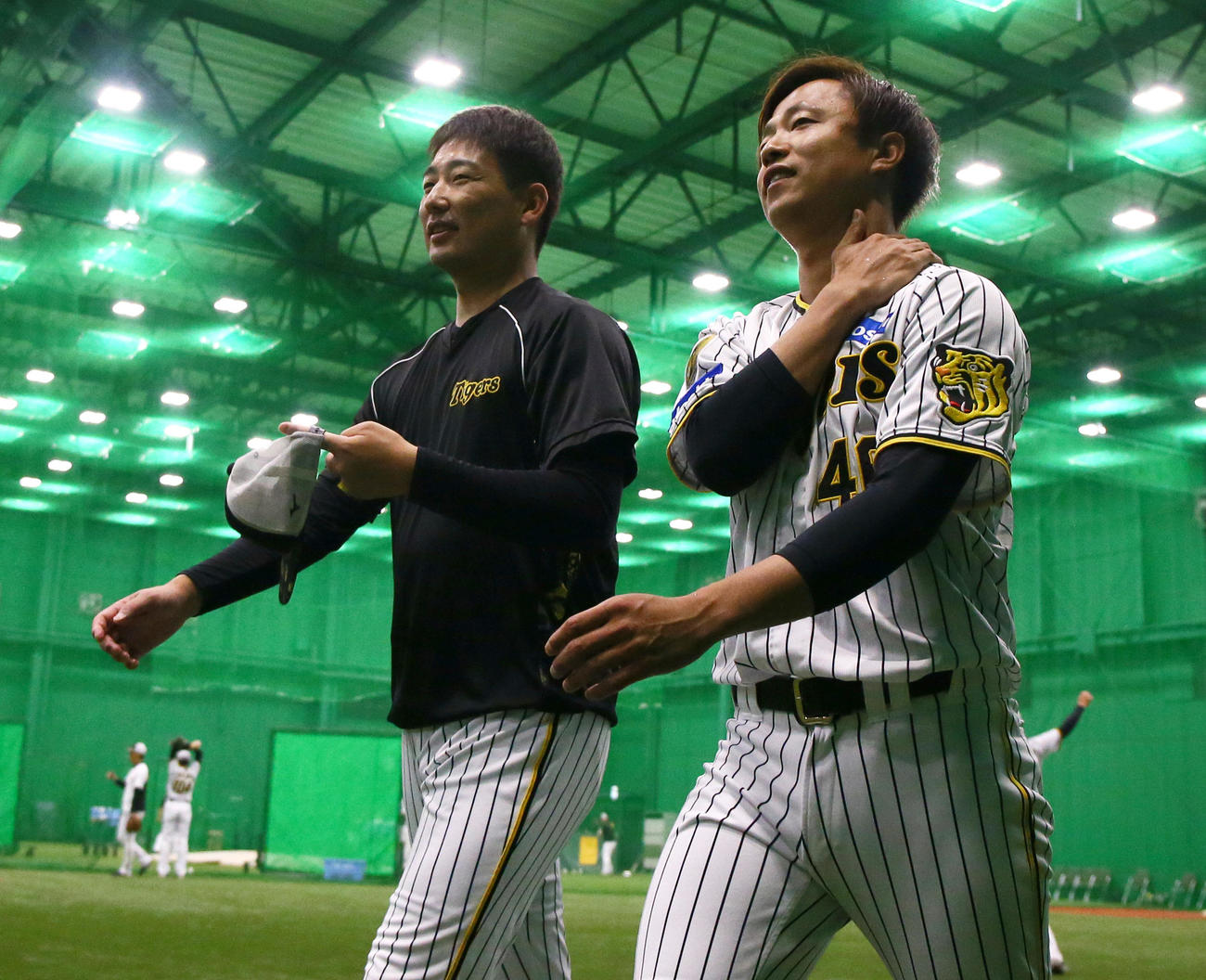 室内でリラックスした表情を見せる岩崎（左）と島本（撮影・上山淳一）