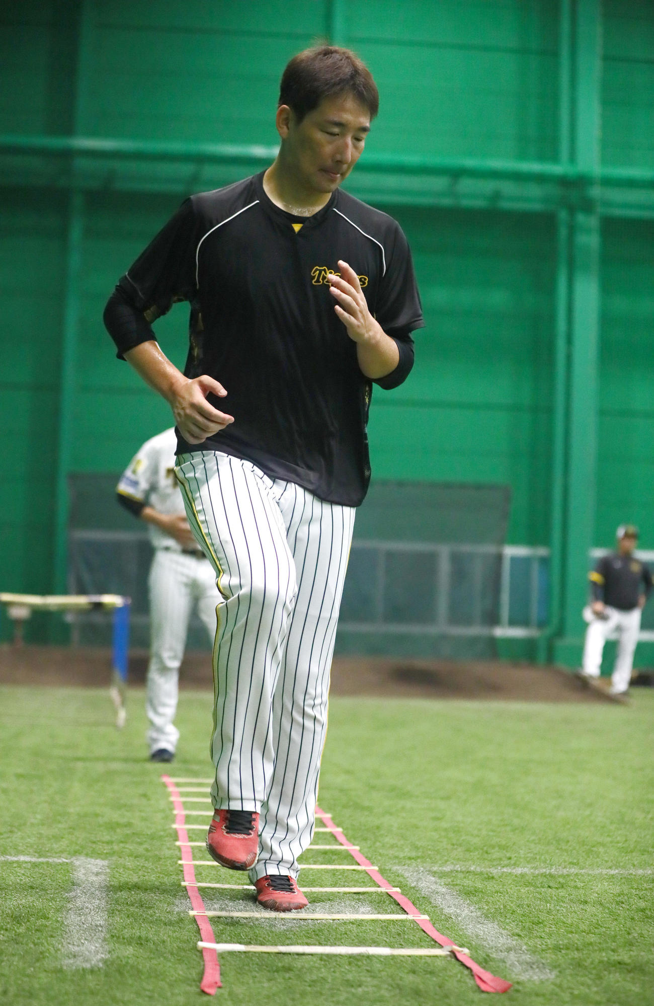 室内でトレーニングする岩崎（撮影・上山淳一）