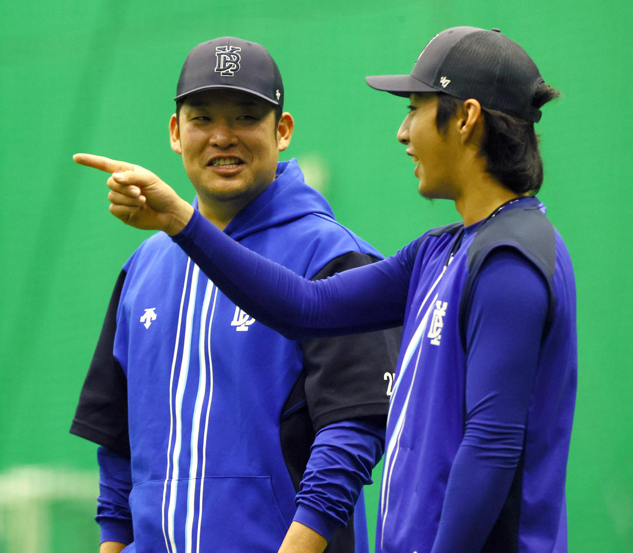 阪神対DeNA　笑顔で話すDeNA筒香（左）と度会（撮影・上山淳一）