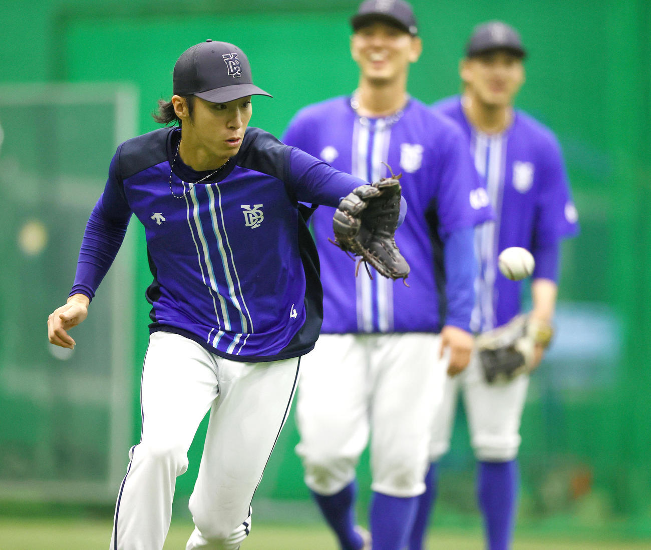 阪神対DeNA　室内練習でノックを受けるDeNA度会（撮影・上山淳一）