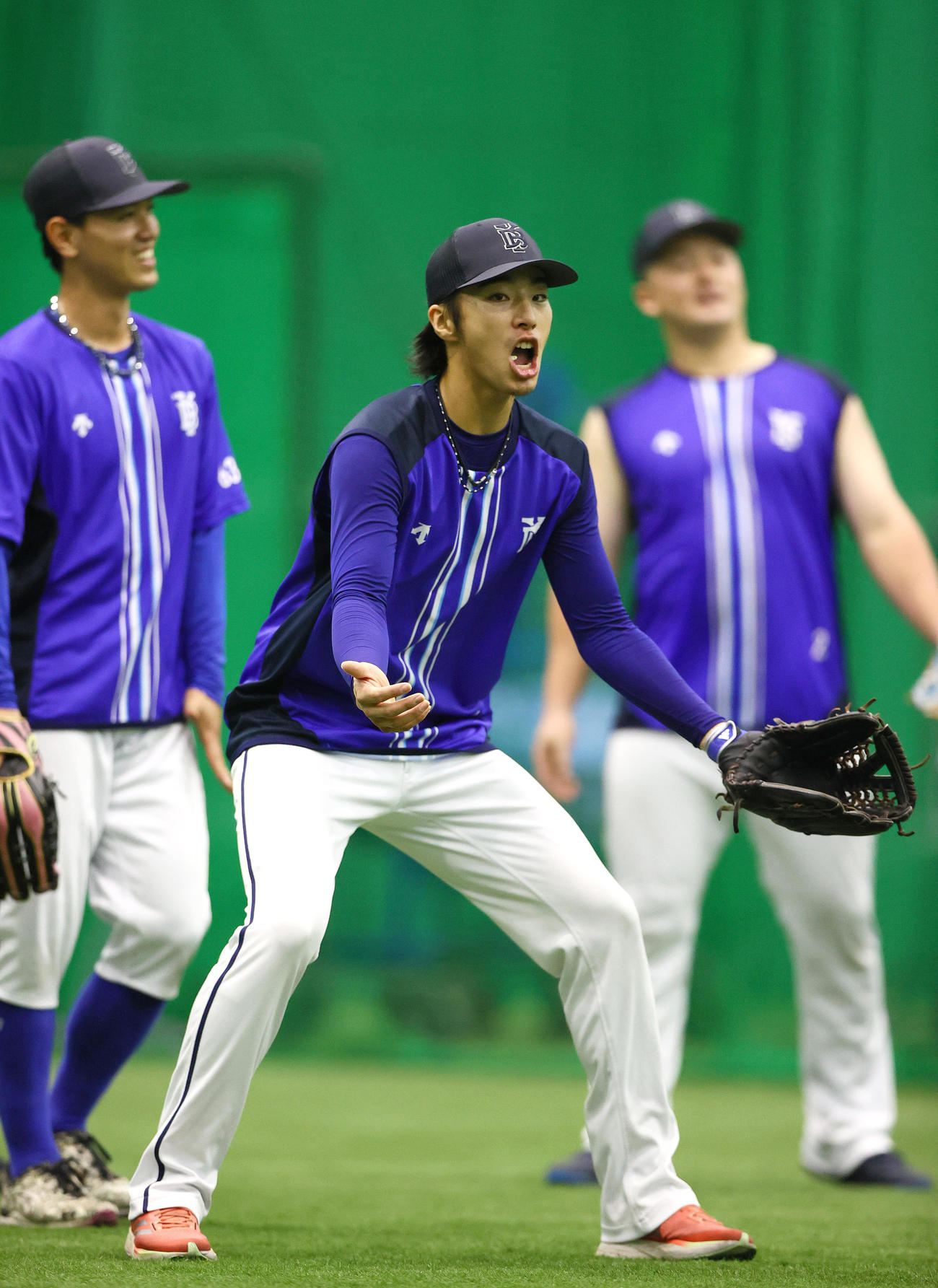 阪神対DeNA　室内練習でノックを受けるDeNA度会（撮影・上山淳一）