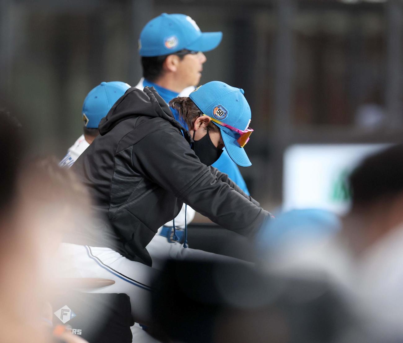 日本ハム対楽天　ベンチでうつむく新庄監督（撮影・黒川智章）