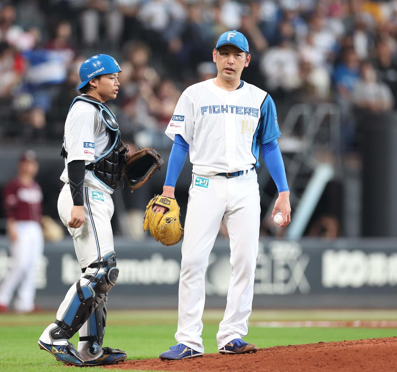 日本ハム対楽天　5回表3失点し渋い表情の加藤貴。左は田宮（撮影・黒川智章）