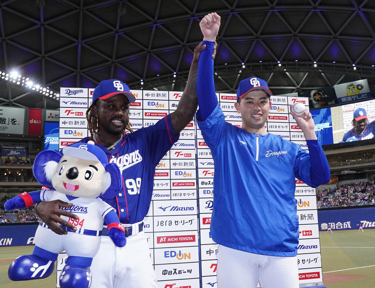 中日対広島　ヒーローインタビューを終え勝利球を手にカリステとポーズを決める笑顔の松山（右）（撮影・森本幸一）