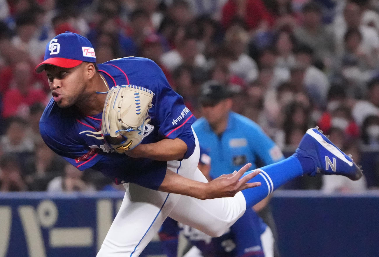 中日対広島　9回表、中日4番手で登板するマルティネス（撮影・森本幸一）
