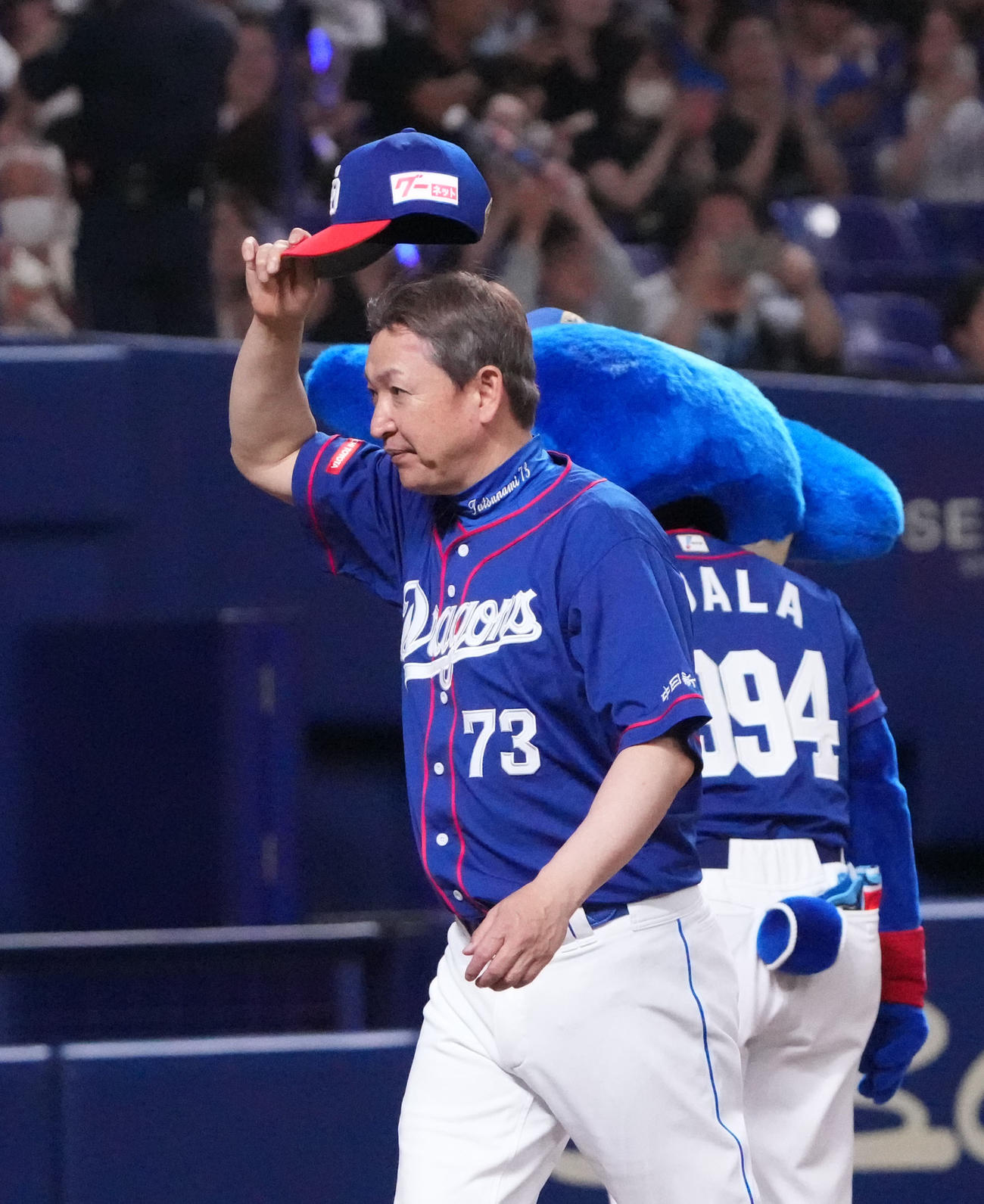 中日対広島　試合終了、広島に勝利し観客の声援に応える立浪監督（撮影・森本幸一）