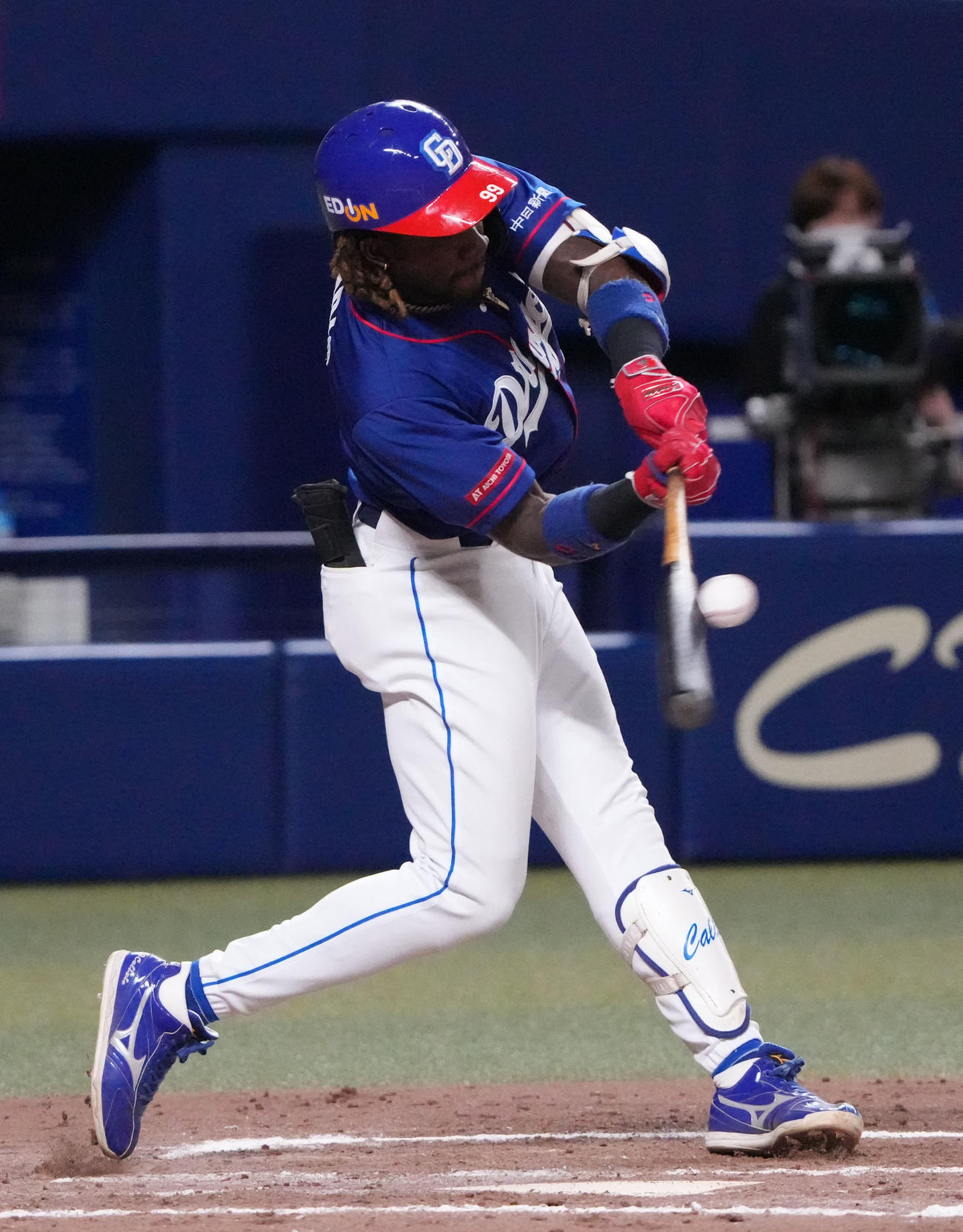 中日対広島　8回裏中日1死二塁、左前適時打を放つカリステ（撮影・森本幸一）