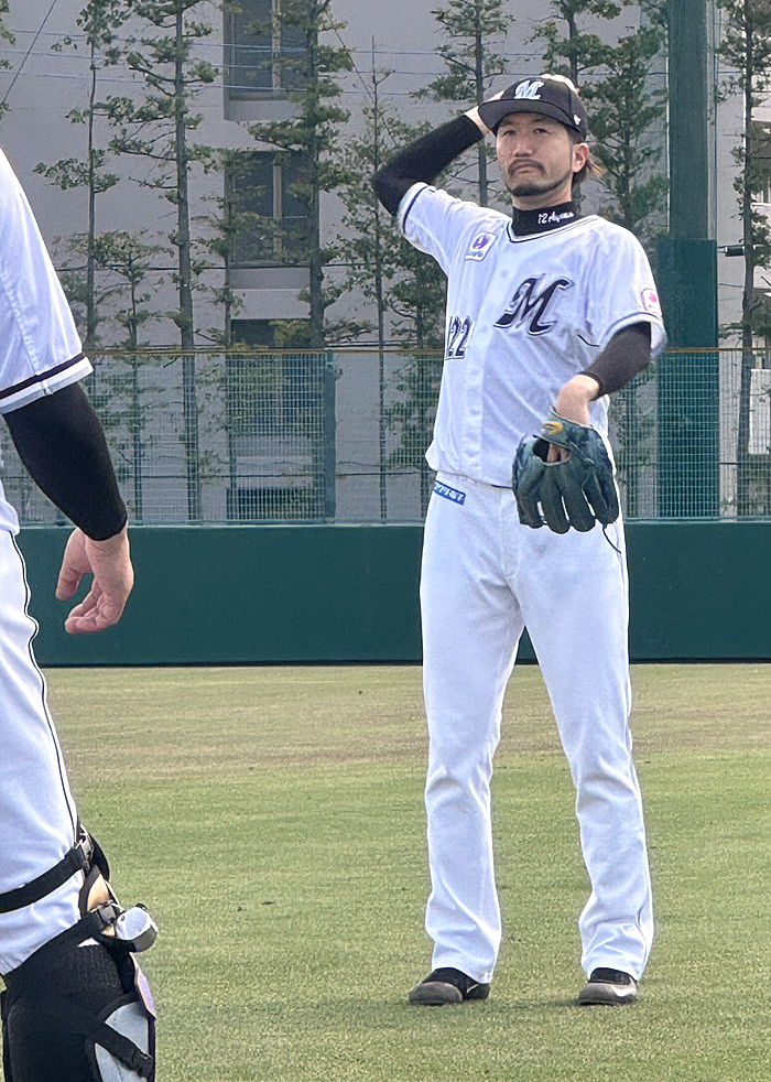 4月、イースタン・リーグのオイシックス戦で復帰登板を前にキャッチボールで調整するロッテ石川