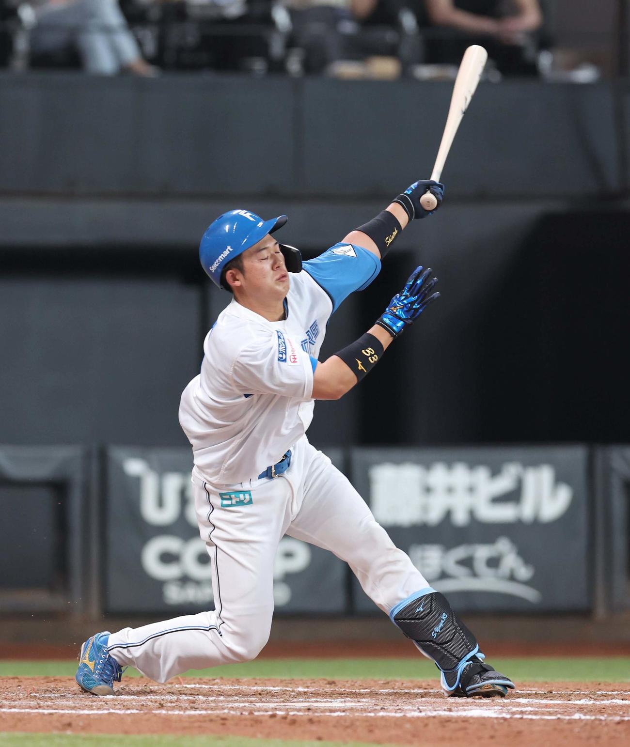 日本ハム対楽天　8回裏日本ハム無死二、三塁、三振に終わる進藤（撮影・黒川智章）