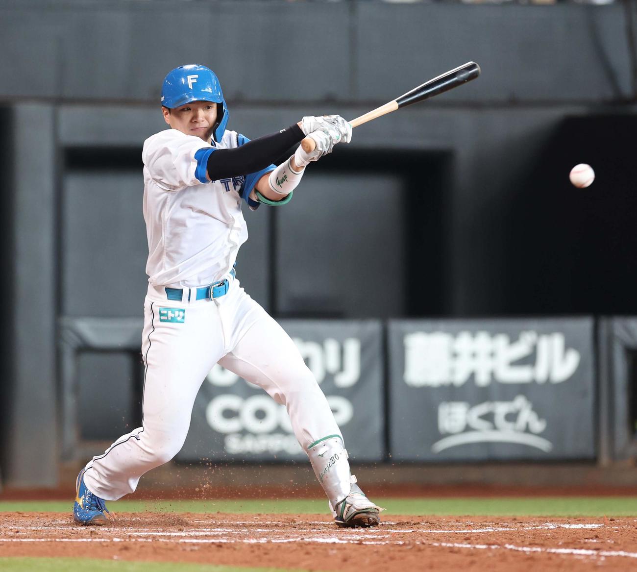 日本ハム対楽天　4回裏日本ハム1死満塁、一前適時内野安打を放つ郡司（撮影・黒川智章）