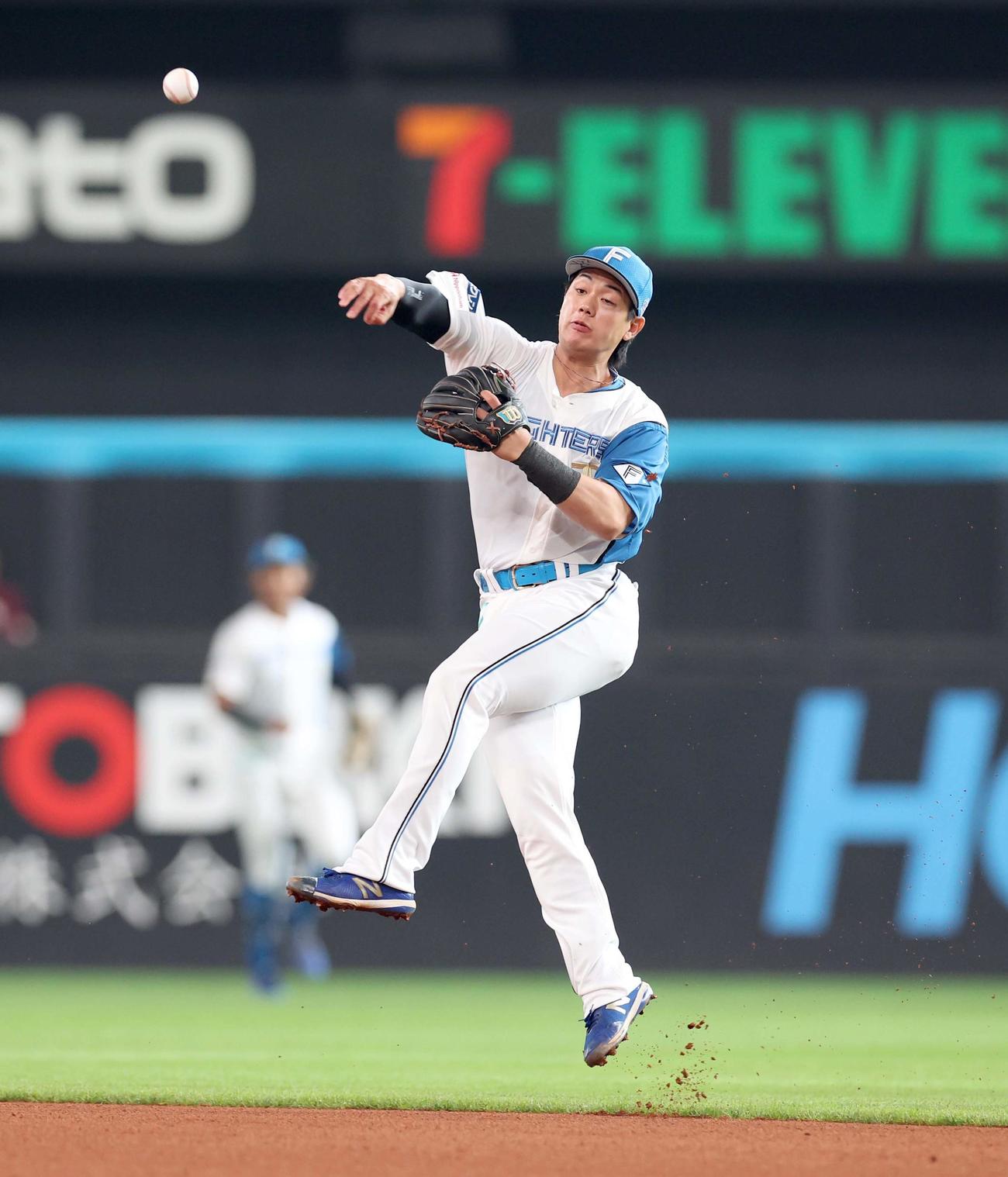 日本ハム対楽天　1回表楽天2死、辰己の二ゴロを一塁にジャンピングスロー福田光（撮影・黒川智章）