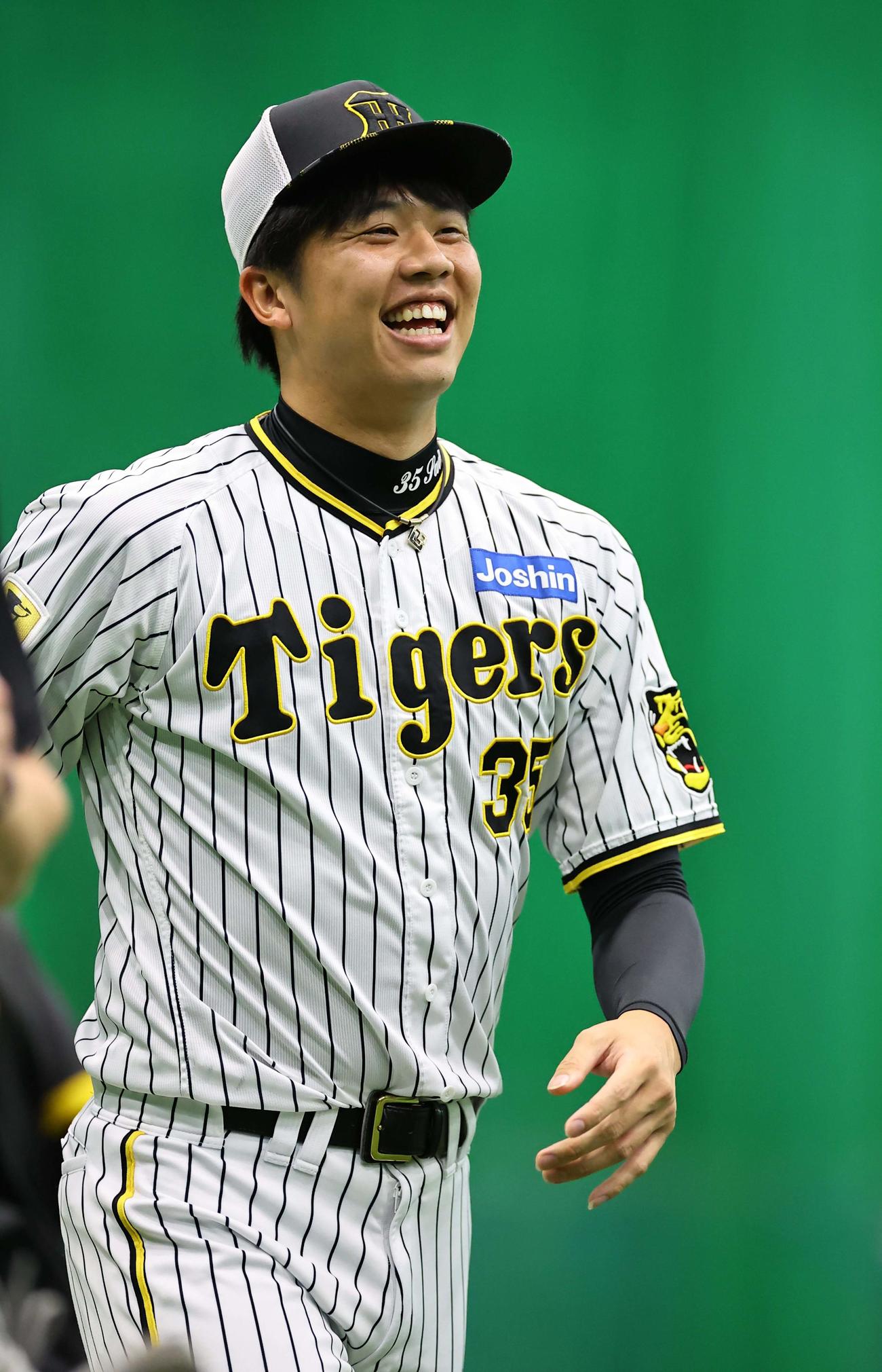 笑顔を見せながら練習する才木浩人（撮影・上田博志）