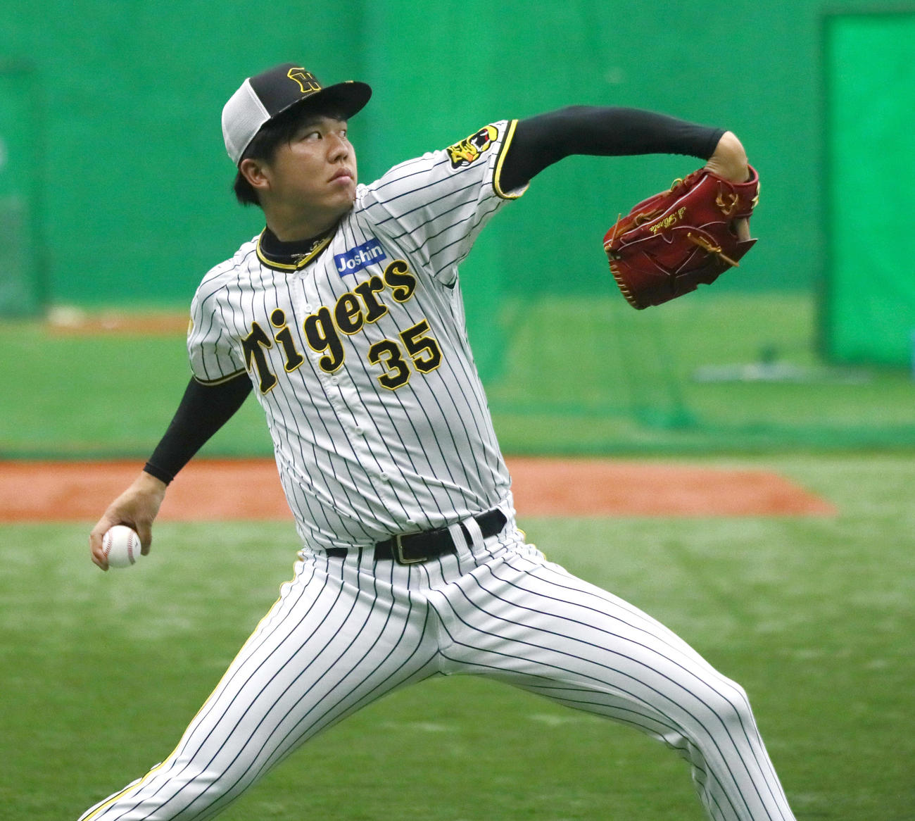 室内でキャッチボールする才木（撮影・上山淳一）