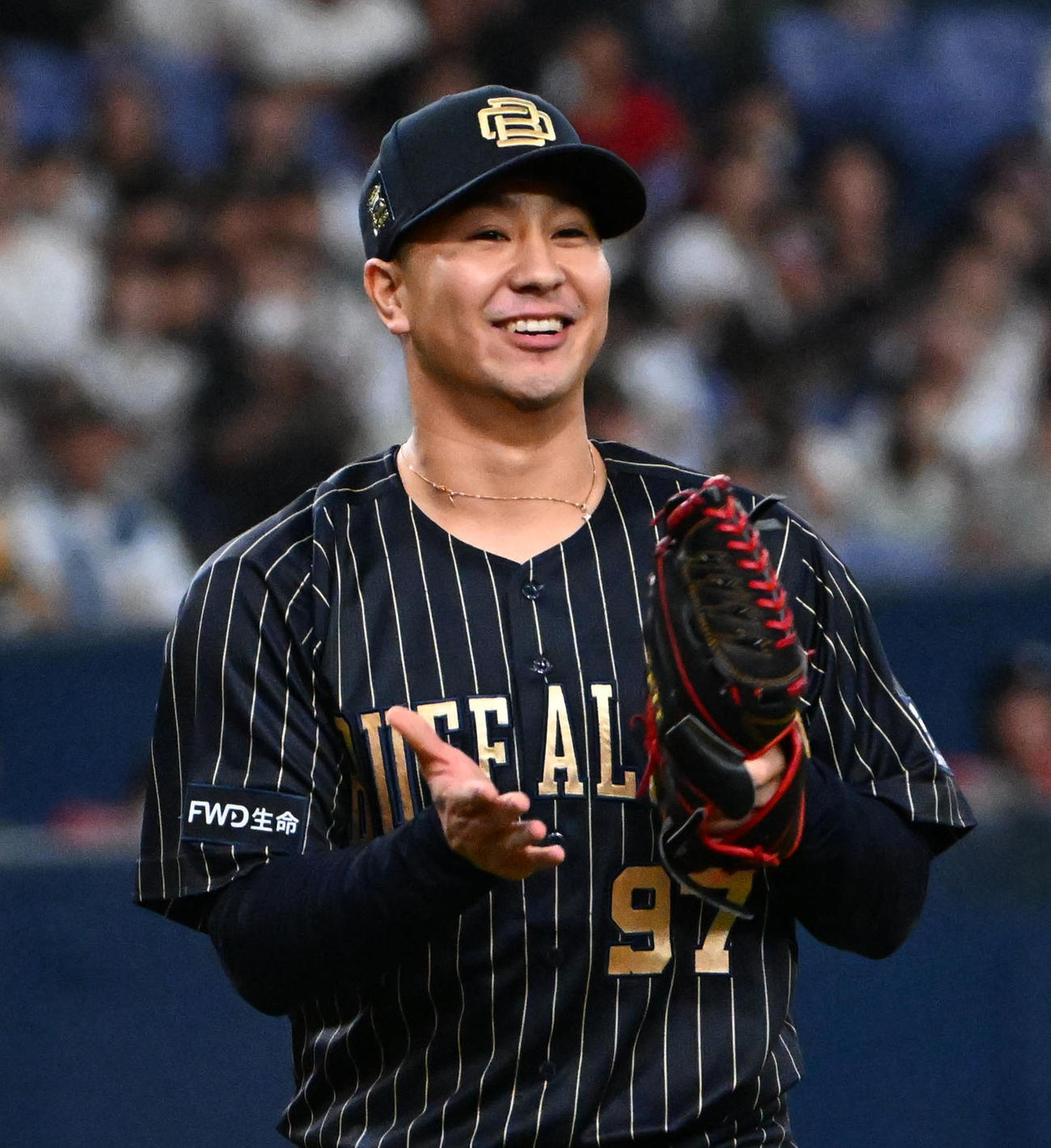 オリックス対西武　8回表西武2死、山野辺をピッチャーゴロに抑え喜ぶ古田島（撮影・石井愛子）