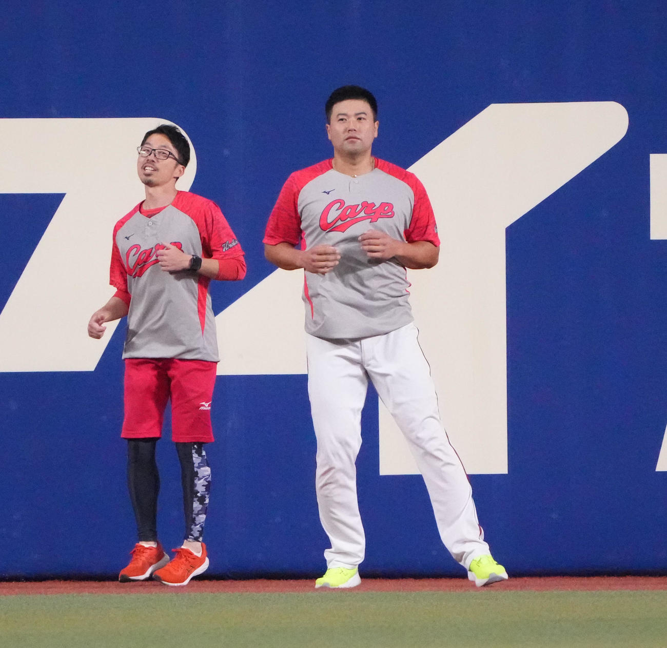 中日対広島　試合前、軽めのメニューで体をほぐす末包（右）（撮影・森本幸一）