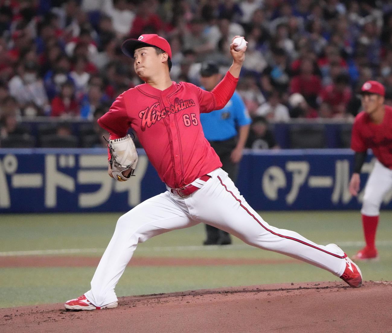 中日対広島　1回裏、登板する広島先発の玉村（撮影・森本幸一）