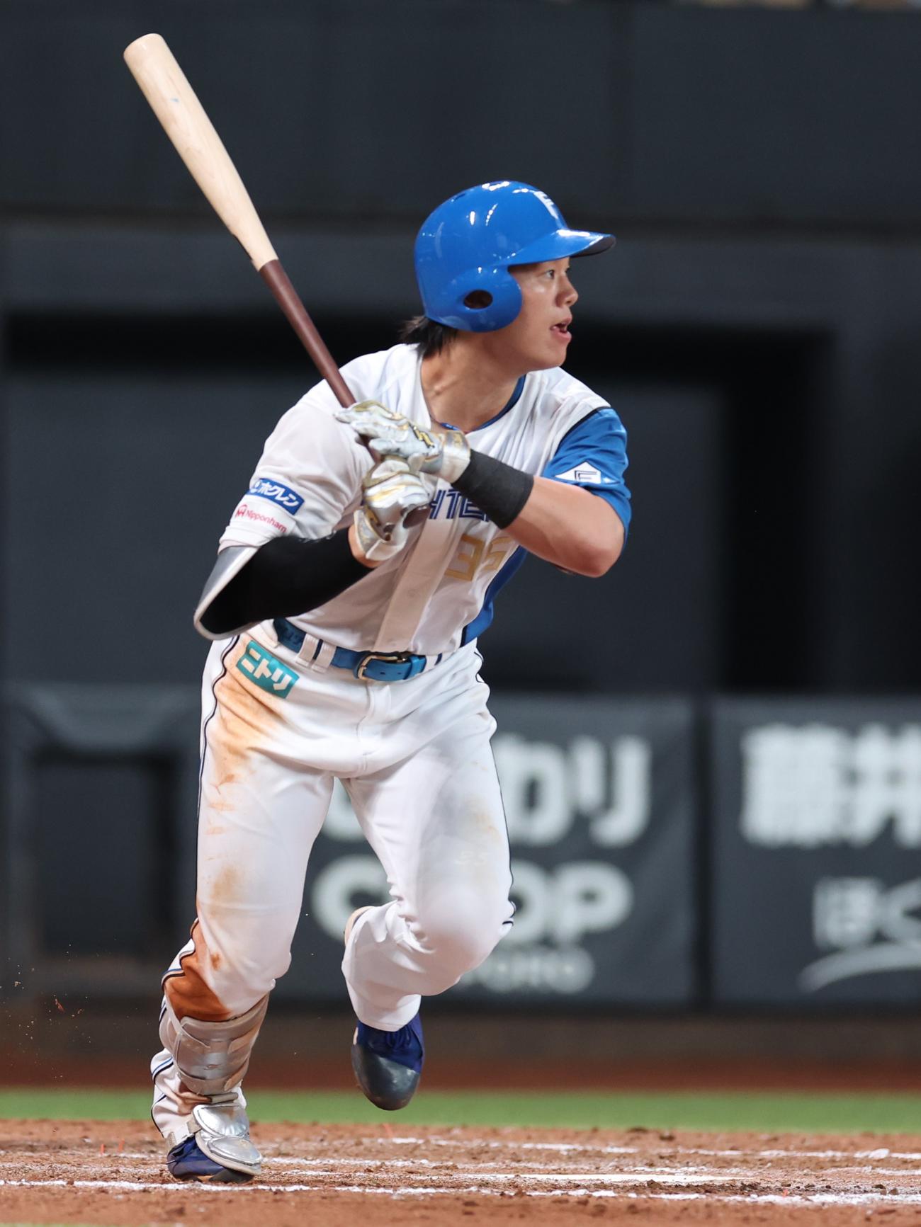 日本ハム対楽天　9回裏日本ハム無死、中前打を放つ福田光（撮影・黒川智章）