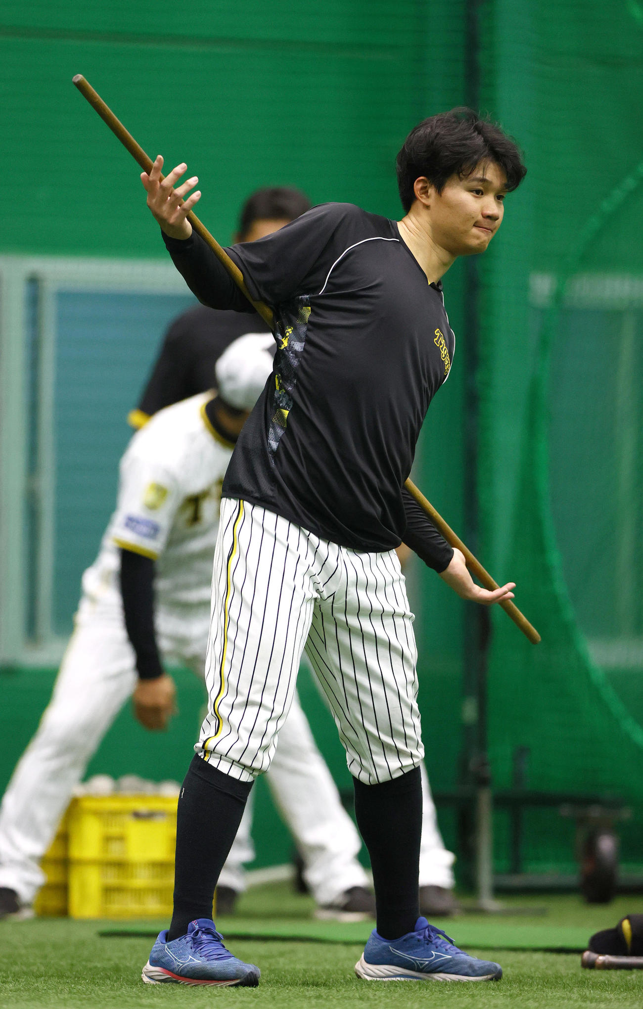 長い棒を使って練習する森下（撮影・上山淳一）