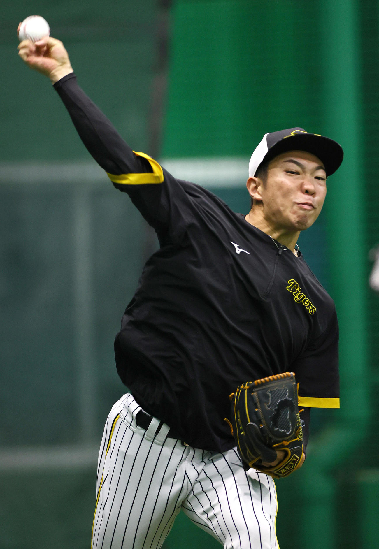 室内でキャッチボールする石井（撮影・上山淳一）