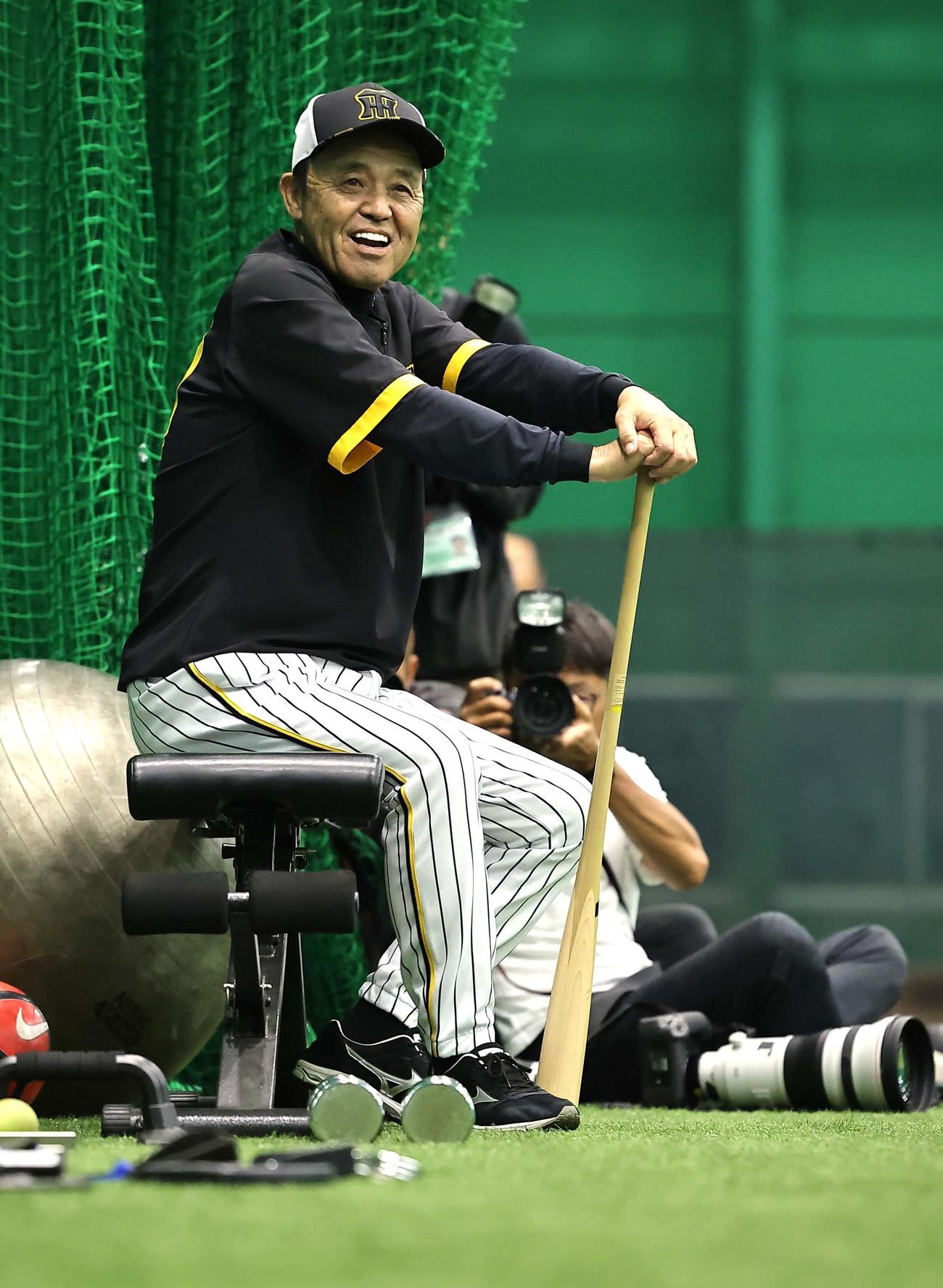 笑顔を見せながら練習を見守る岡田監督（撮影・上田博志）