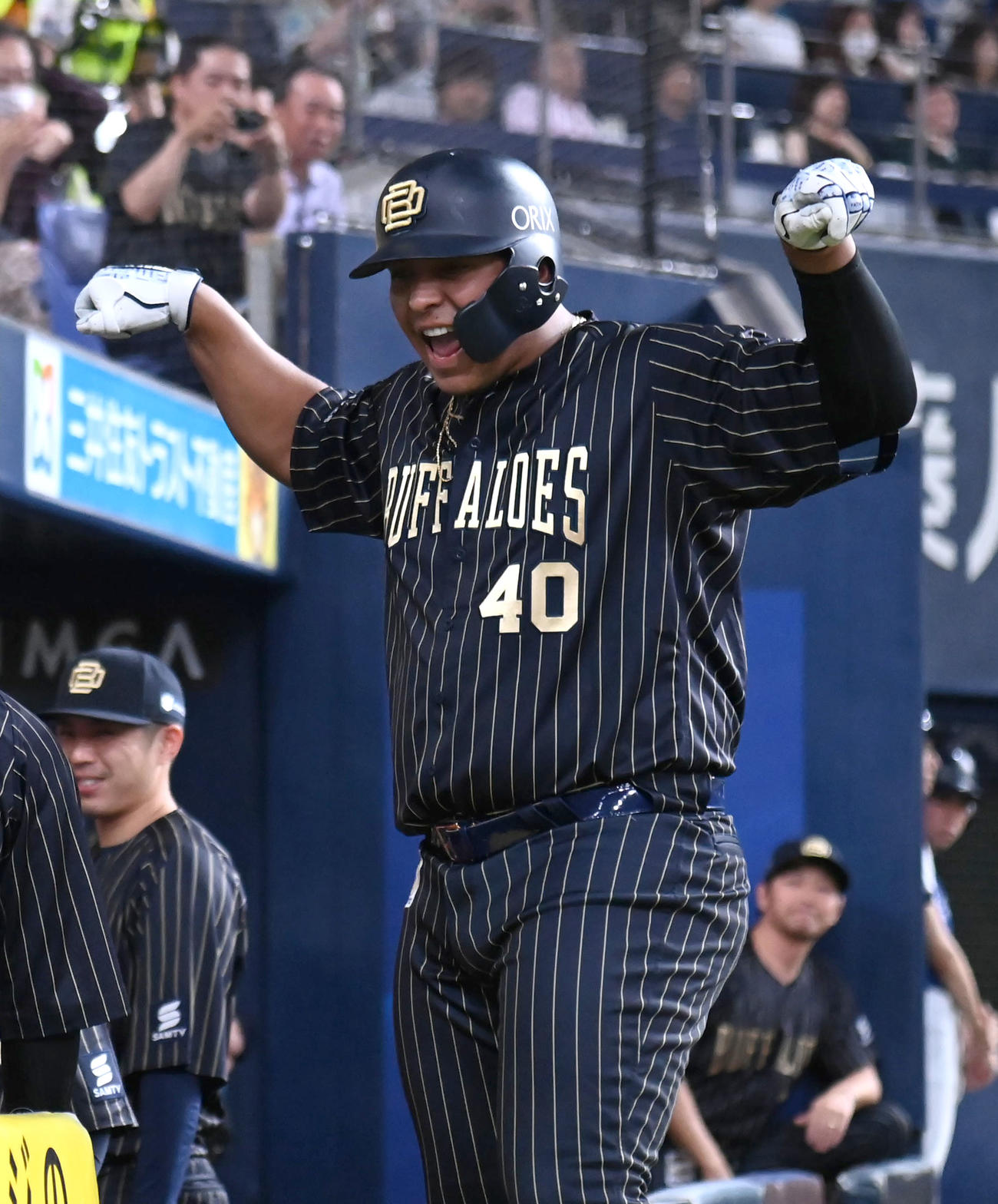 オリックス対西武　4回裏オリックス無死、セデーニョは本塁打を放ちポーズを決める（撮影・石井愛子）