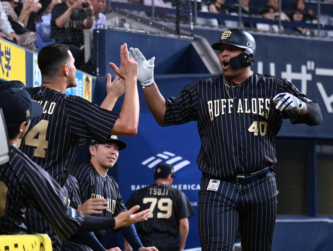 オリックス対西武　4回裏オリックス無死、セデーニョ（右）は本塁打を放ちカスティーヨに迎えられる（撮影・石井愛子）